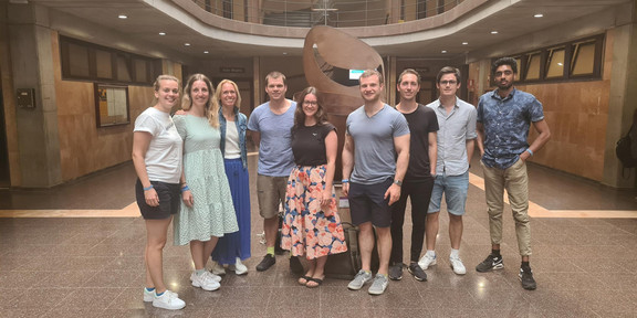 Mitglieder des URI- und Finance-Lehrstuhls posieren in der Uni-Empfangshalle von Teneriffa.